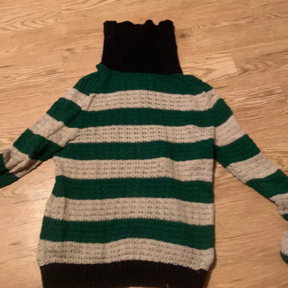 Tommy hilfiger size large sweater lightly worn